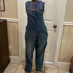 Cute, Gap overalls in a medium wash.